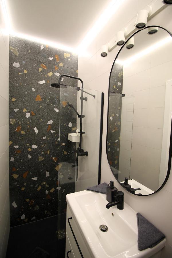 Modern Studio A Belvaros Koezepen Parkoloval- Kata Studioapartman 杰尔 外观 照片