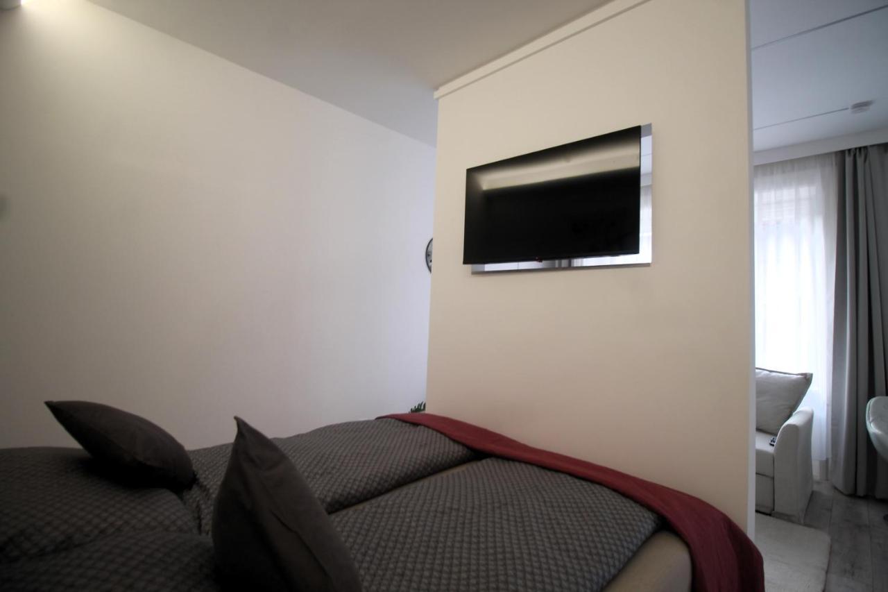Modern Studio A Belvaros Koezepen Parkoloval- Kata Studioapartman 杰尔 外观 照片