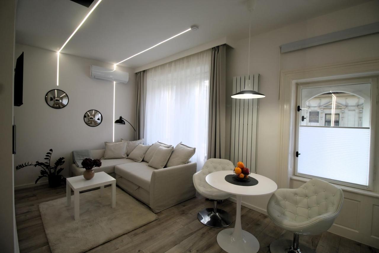 Modern Studio A Belvaros Koezepen Parkoloval- Kata Studioapartman 杰尔 外观 照片