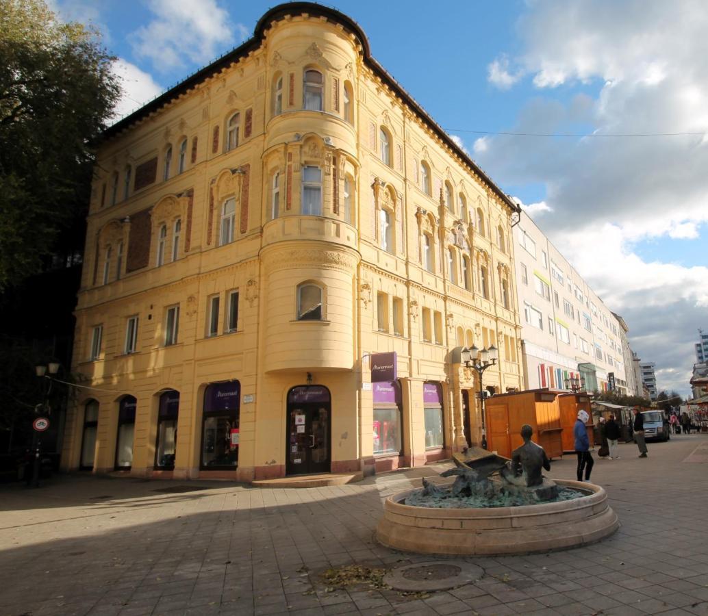 Modern Studio A Belvaros Koezepen Parkoloval- Kata Studioapartman 杰尔 外观 照片