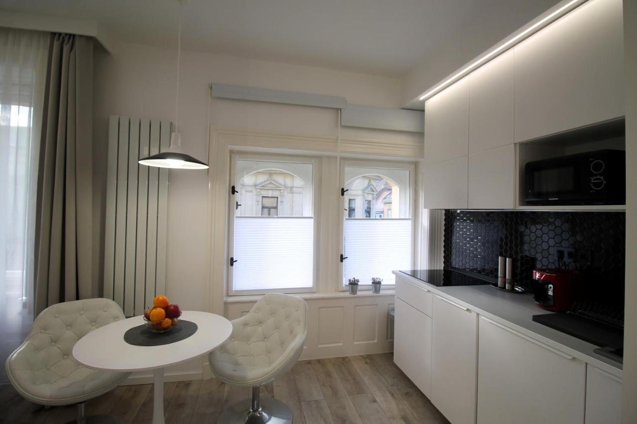 Modern Studio A Belvaros Koezepen Parkoloval- Kata Studioapartman 杰尔 外观 照片