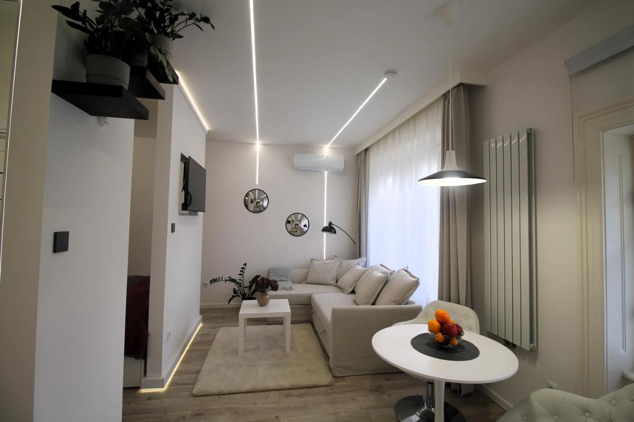Modern Studio A Belvaros Koezepen Parkoloval- Kata Studioapartman 杰尔 外观 照片