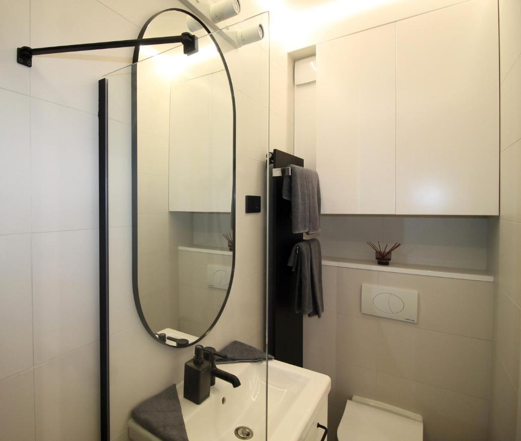 Modern Studio A Belvaros Koezepen Parkoloval- Kata Studioapartman 杰尔 外观 照片