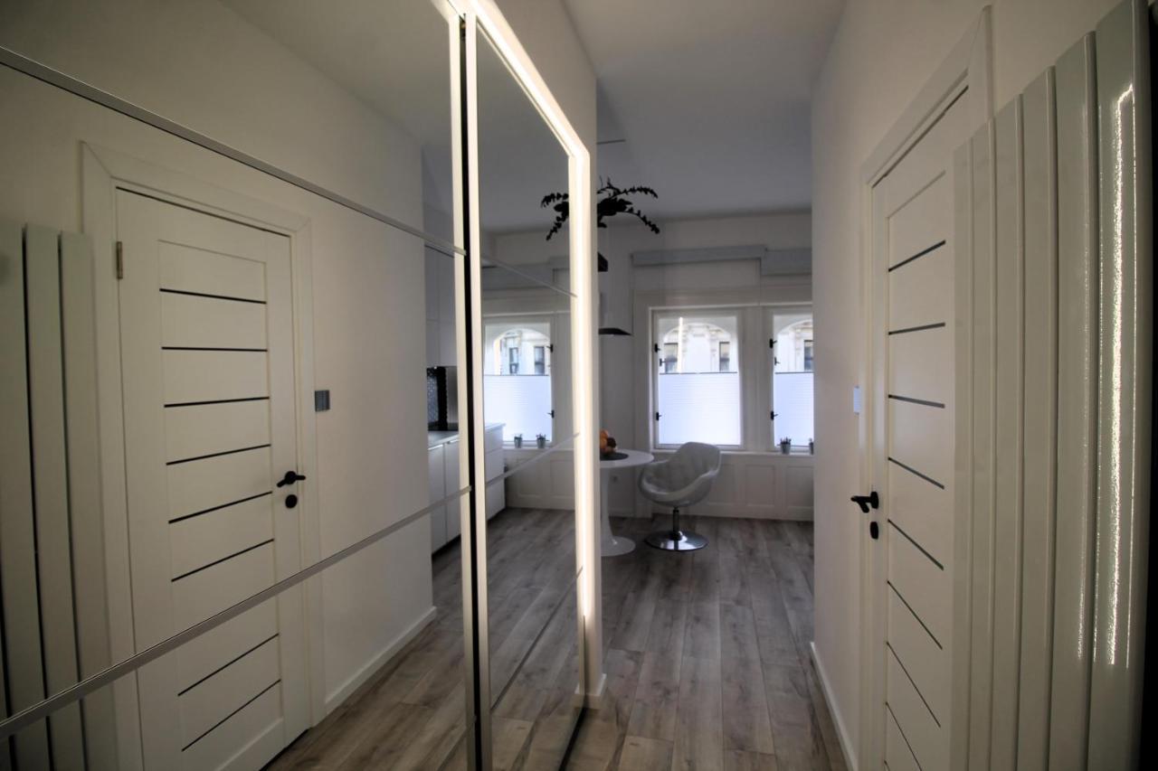 Modern Studio A Belvaros Koezepen Parkoloval- Kata Studioapartman 杰尔 外观 照片